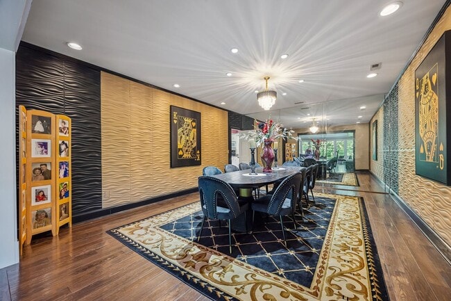Building Photo - Gorgeous, Fully furnished 3 Bed 3.5 bath h...