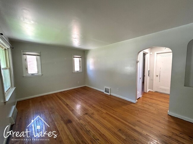 Building Photo - Beautiful 4 Bedroom 1 Bathroom now available for rent!