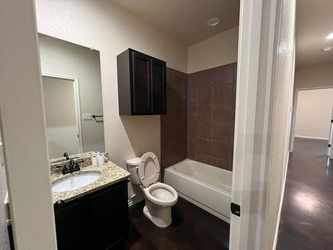 Building Photo - Luxury 3/2 duplex in NBTX