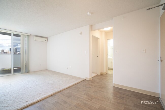 Building Photo - KAKAAKO Panoramic Views 1BR/1BA with Washe...