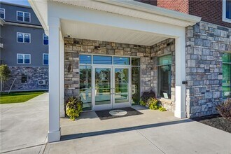 Building Photo - 160 School St