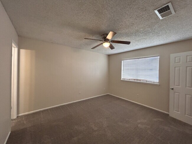 Building Photo - Updated 3/2/1 duplex in Northwest Lubbock.