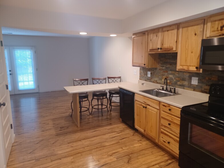 Building Photo - 811 Island View Dr