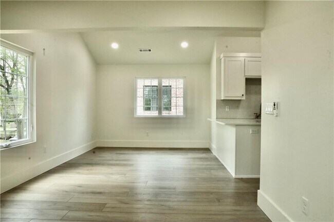 Building Photo - 858 NW B St