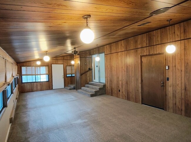 Building Photo - 3 Bd 2 Bath Over 2500 sq ft in Sandy