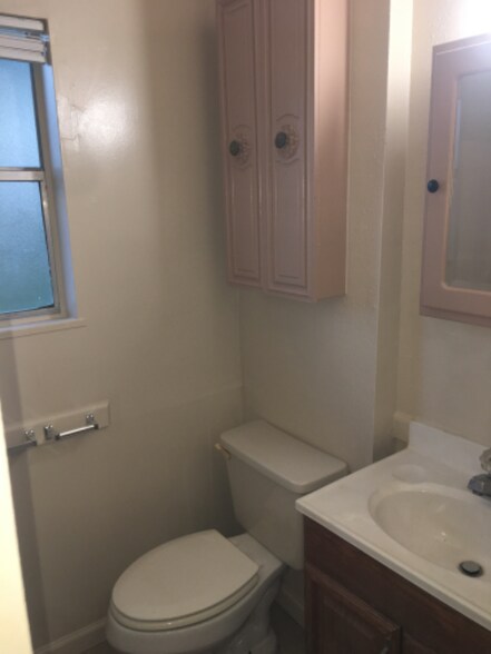 Building Photo - 1410 N Avenue R