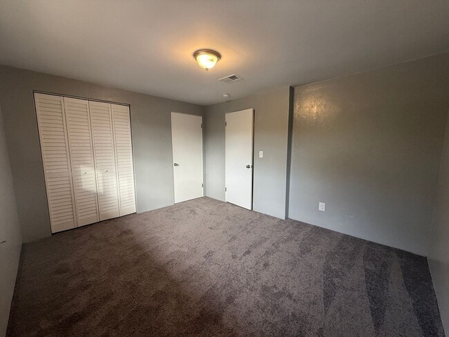 Building Photo - Beautiful 2 Bed 1.5 Bath Townhome AVAILABLE IMMEDIATELY!