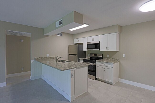 Building Photo - 5303 Summerlin Rd