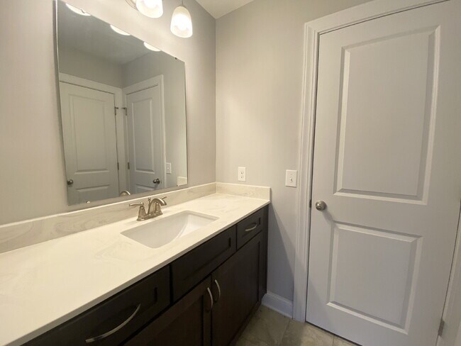 Building Photo - End Unit Townhouse in Cypress Ridge!