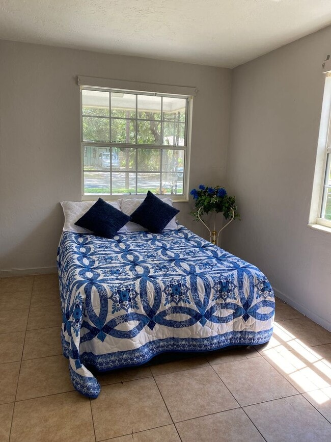 Building Photo - Humble Two Bedroom Duplex Unit