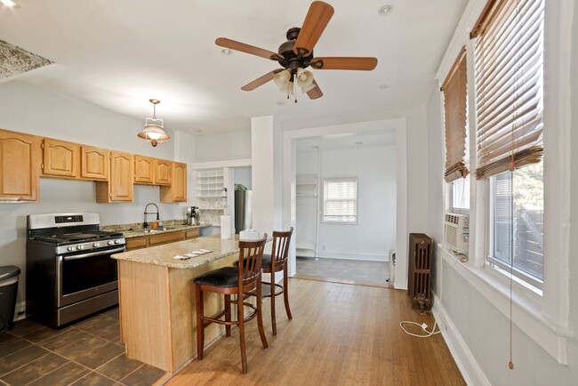 Building Photo - 1 Month Off! Available Now!  // 3bedroom 2.5 bathroom Condo// Trinidad//Private Parking Included