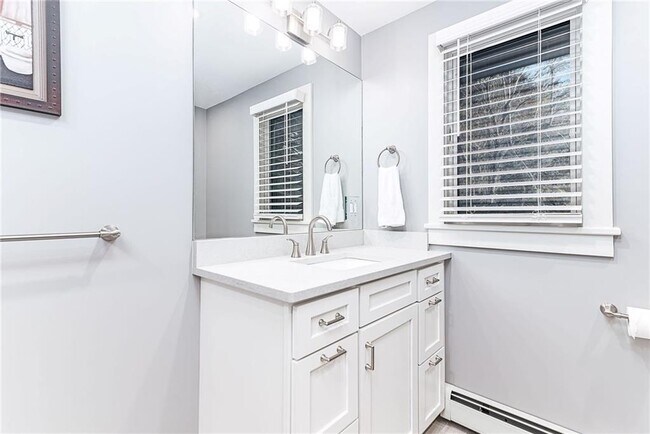 Building Photo - 14 Woodlake Dr