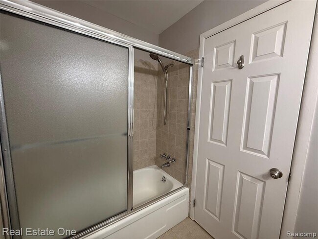 Building Photo - 2445 Torquay Ave