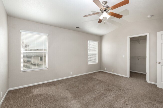 Building Photo - Stunning Townhouse for Rent