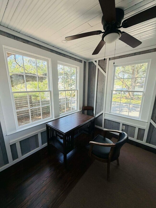 Building Photo - Stunning Renovated 3bedroom 2.5 bathroom Cottage