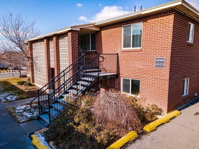 Building Photo - MOVE IN SPECIAL: Beautiful Apt with Washer...