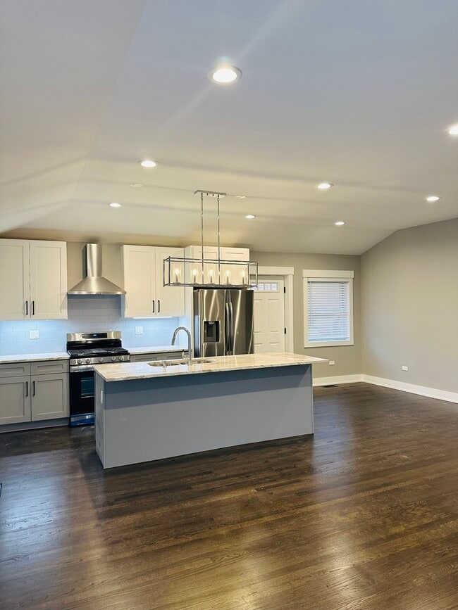 Building Photo - 3830 W Touhy Ave