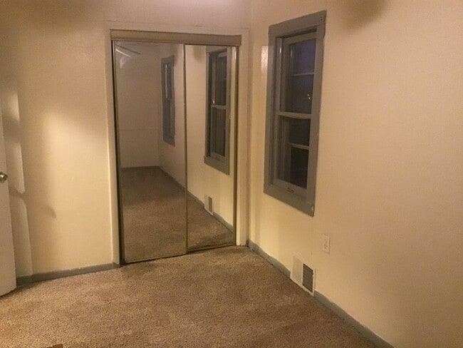 Building Photo - 4 Bedroom 1.5 bathroom Single Family Home