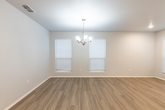 Building Photo - Half off the first Full Month's Rent !!!! ...