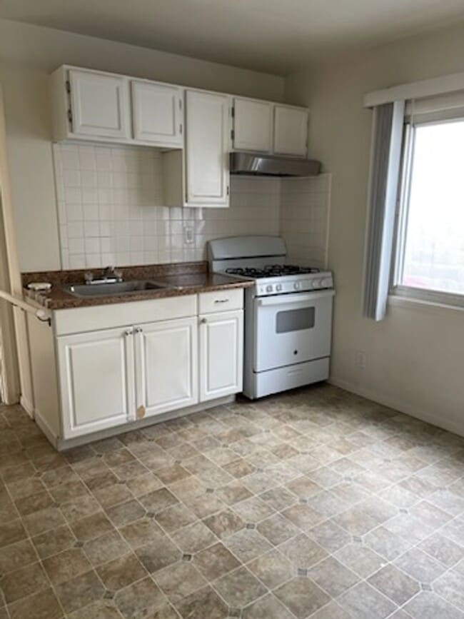 Building Photo - G1 | 940-942 Easton Avenue