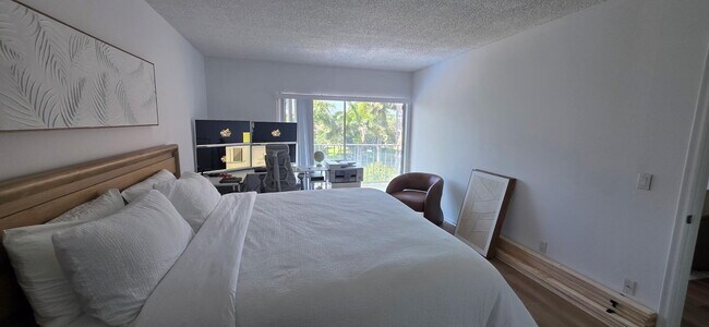 Building Photo - 7900 Camino Cir