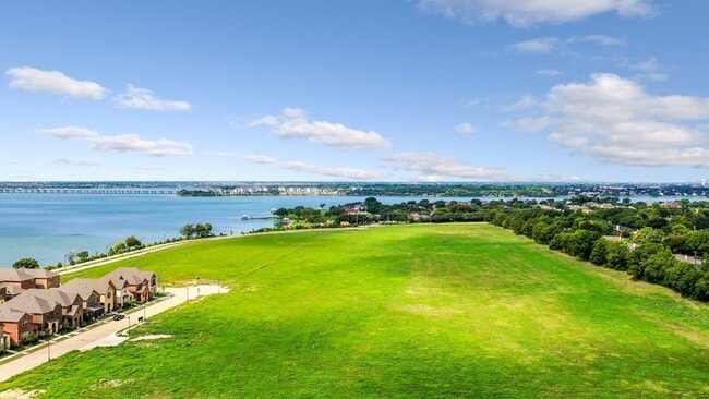 Building Photo - 7528 Redondo Dr