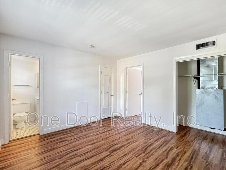 Building Photo - 732 Scotland St