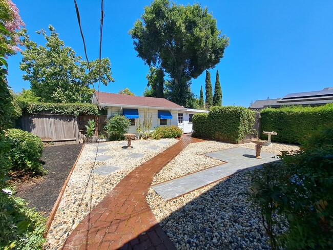 Building Photo - Stunning Home in Downtown Napa