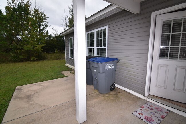 Building Photo - One Story Living 3 Bedroom 2 Bath Home