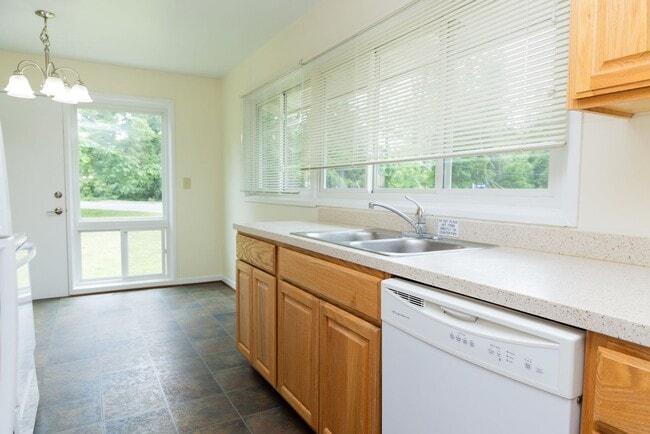 Building Photo - Comfortable Single-Family Living with All-...