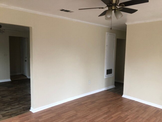 Building Photo - 3 bedroom 1.5 Bathroom