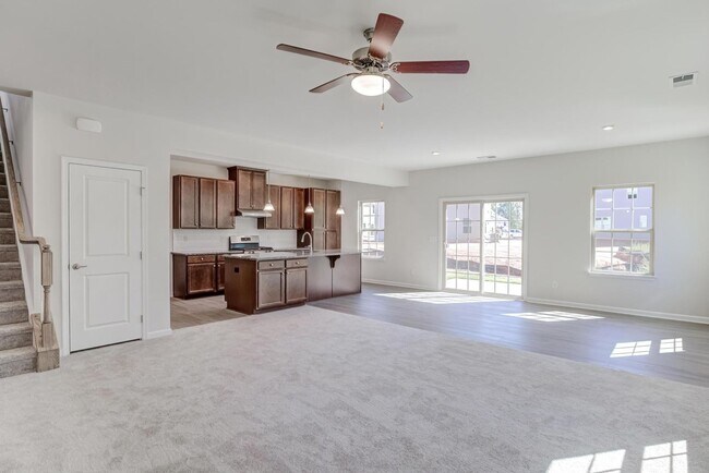 Building Photo - 5 Bedroom Home in Youngsville, right off o...