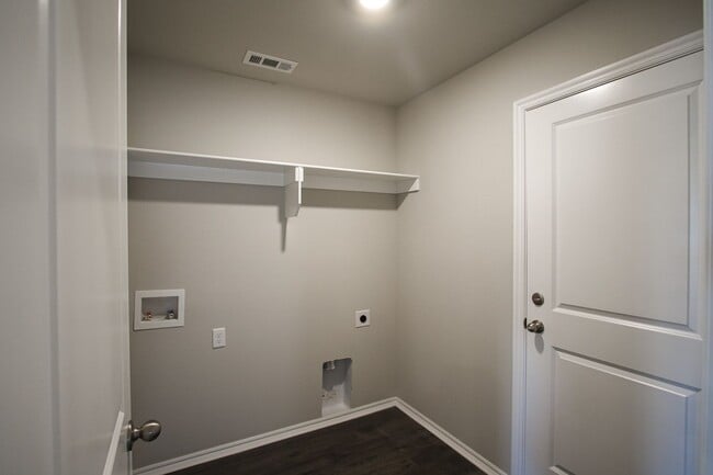 Building Photo - 606 Comanche Dr