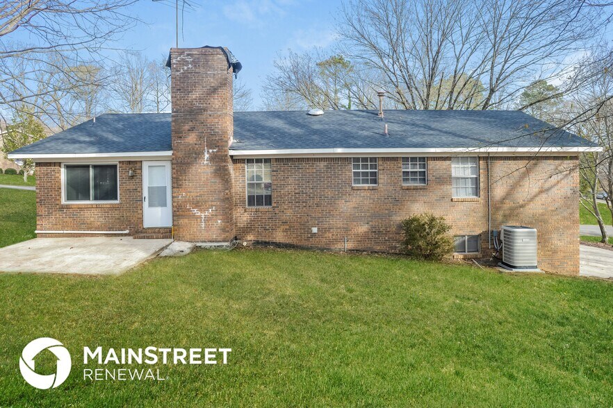 Building Photo - 2026 Sprucewood Pl