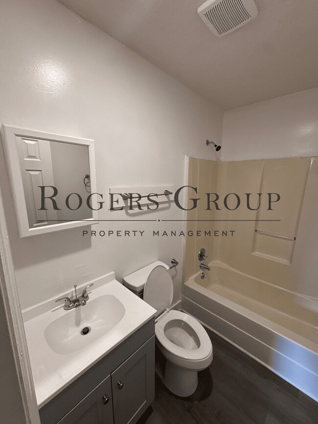Building Photo - #450 - 421-423 Ridley St Duplex