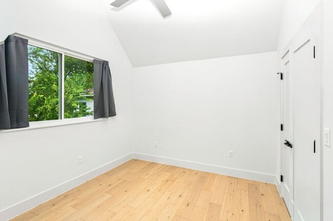 Building Photo - 935 E 51st St