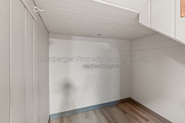 Building Photo - 1619 N Oak St