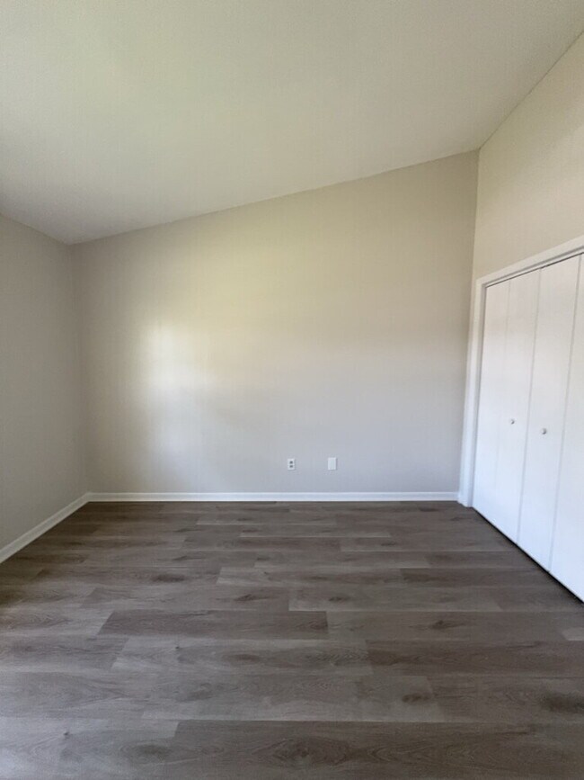 Building Photo - Charming 3 Bedroom Town House-116 Palace Cir.