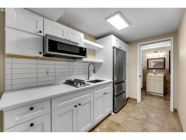 Building Photo - 1320 NW Maple Ln