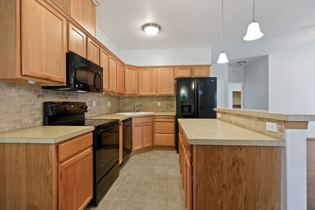 Building Photo - MOVE IN READY! 2 bed, 2 bath townhouse. No...