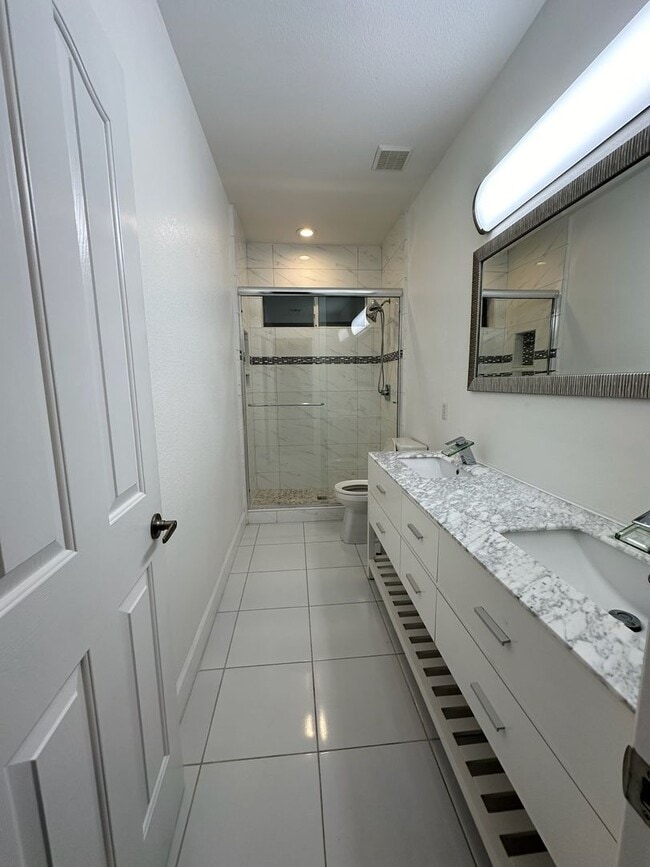 Building Photo - 5701 W Country Ave