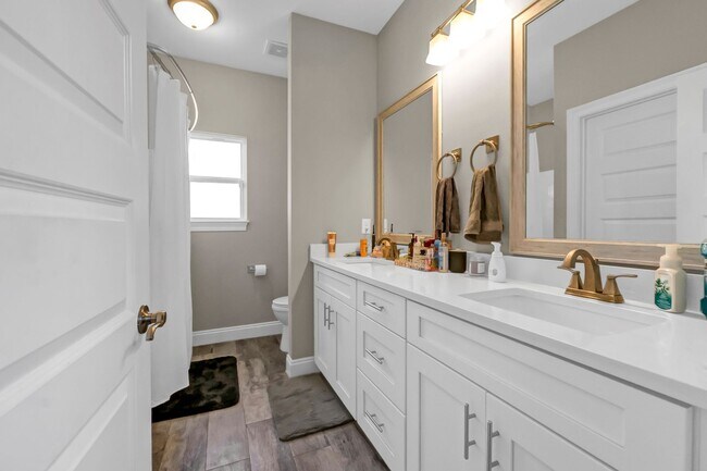 Building Photo - Solar Panel Home in East Navarre!