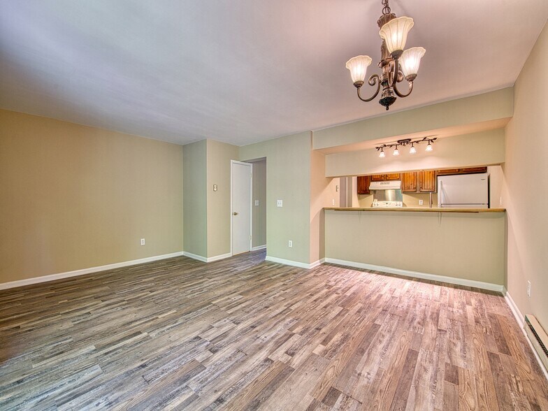 Building Photo - 49 Riverside Villa Dr