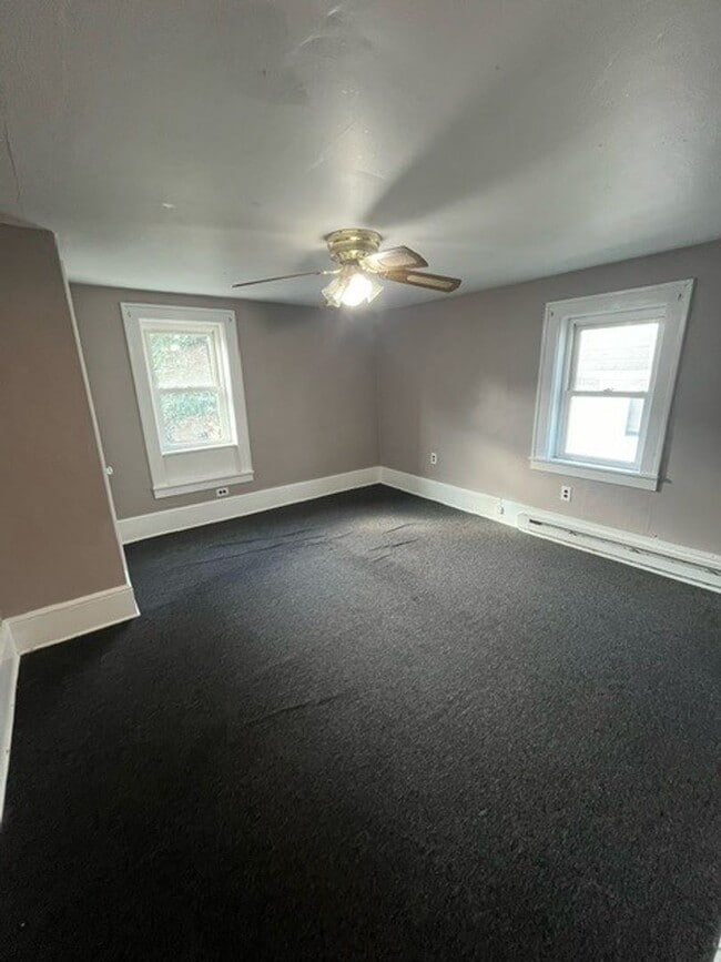 Building Photo - 4 Bedroom 1 Bath