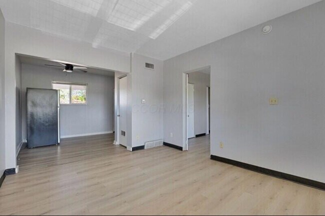 Building Photo - 464 E Norwich Ave