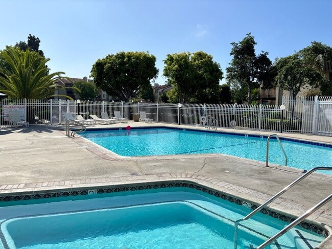 Building Photo - 4791 Lago Dr