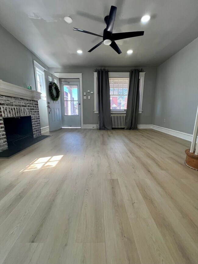 Building Photo - Gorgeous 3-Bedroom Townhome in Parkside! Available NOW!