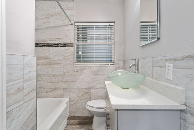 Building Photo - Charming and Updated 2/2 Home in Colonial ...