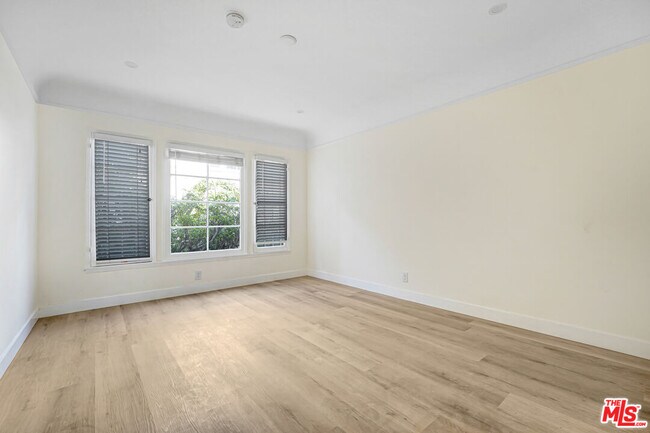 Building Photo - 168 S Elm Dr