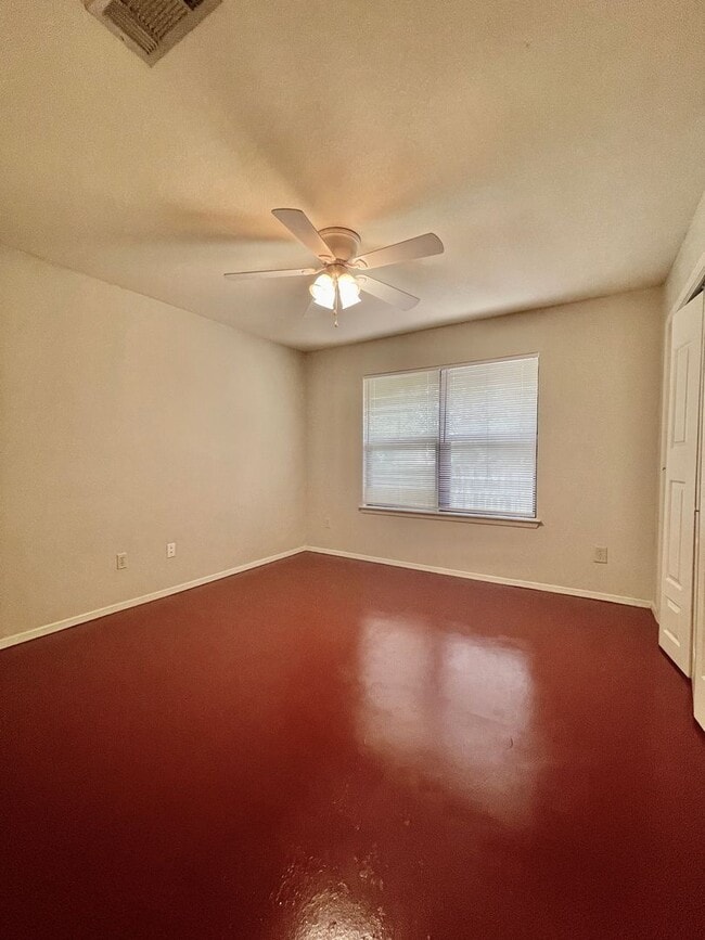 Building Photo - Eclectic 3 Bedroom, 2 Bathroom Home - 2 Car Garage - Fenced Yard and More!